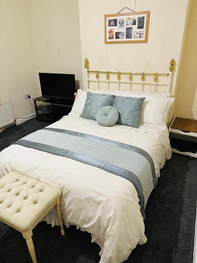 Double Bedroom In West Yorkshire, Leeds Leeds  Exterior photo